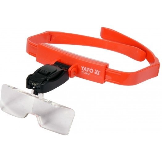 Soczewka nagłowna oferuje powiększenie od 1× do 3.5× i oświetlenie LED.